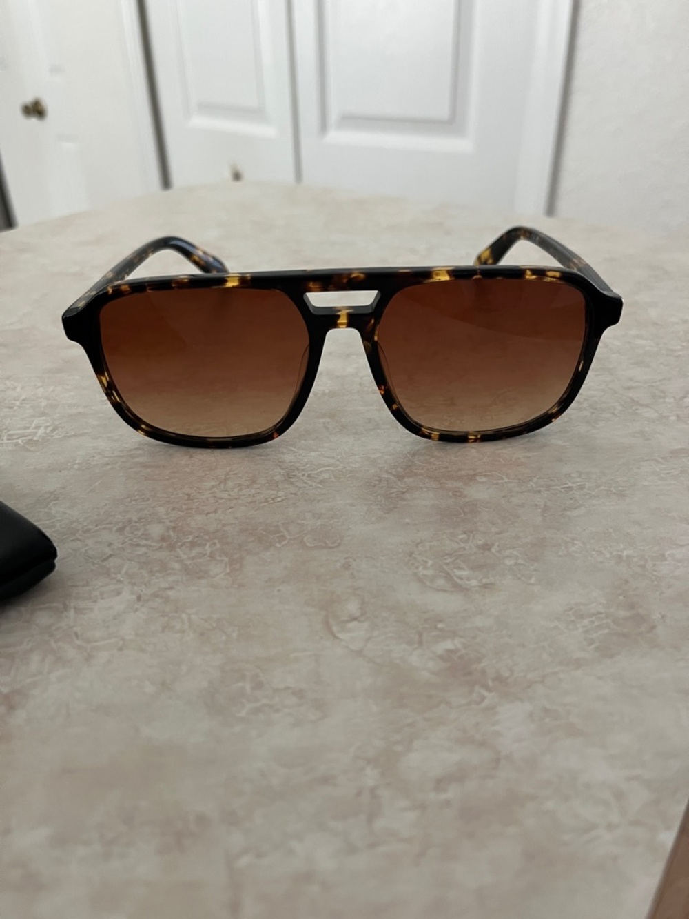 Quay Australia Tortoise Shell Sunglasses with Brown Gradient Lenses like new - Picture 9 of 9